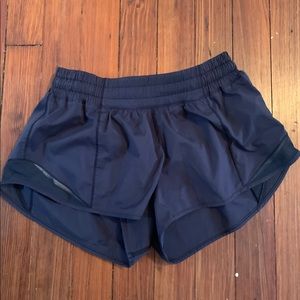 LuluLemon shorty Hot Short II - 2.5”